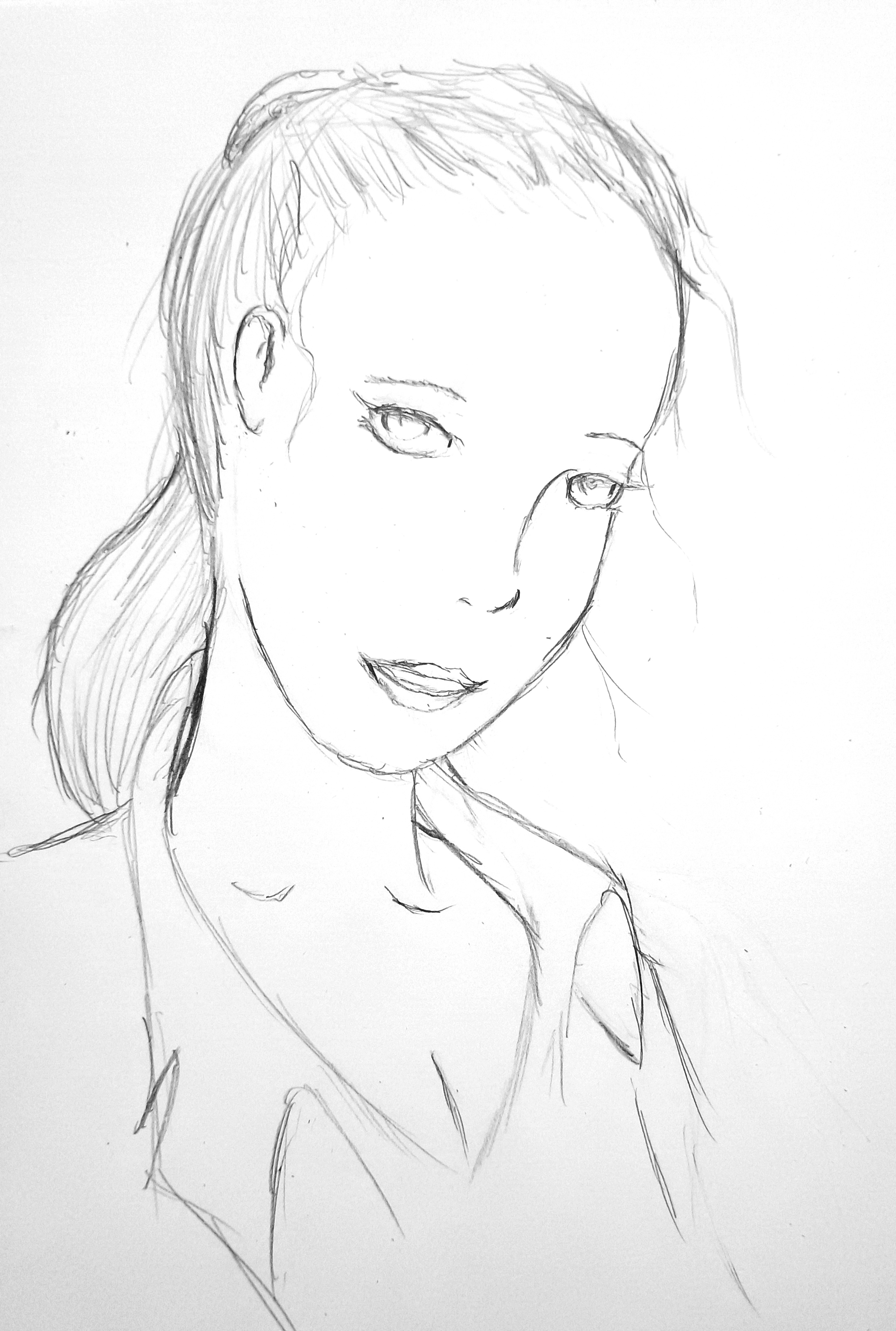 Un croquis en noir et blanc d'une jeune femme avec des cheveux longs attachés en queue de cheval, souriante, légèrement incliné vers la droite.